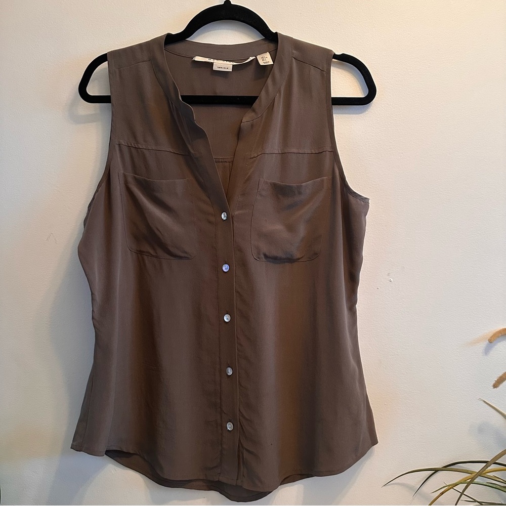 Size large Max Studio 100% silk sleeveless button up blouse in pewter. Size L